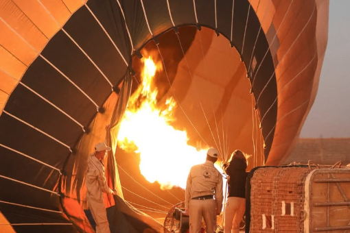 Remplissage d'air chaud et v&eacute;rifications avant vol en montgolfi&egrave;re