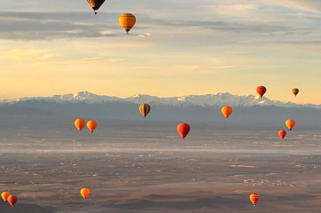Vue depuis une montgolfi&egrave;re sur les montagnes de l'Atlas
