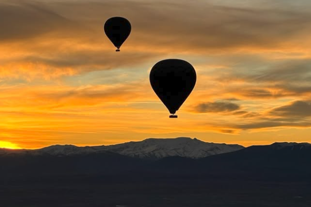 Lever du soleil en montgolfi&egrave;re avec vue sur les montagnes de l'Atlas